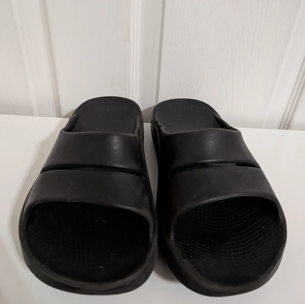 OOFOS Sandals Men Size 8 OOahh Slide Recovery Black Comfort Sport Shoe Womens 10